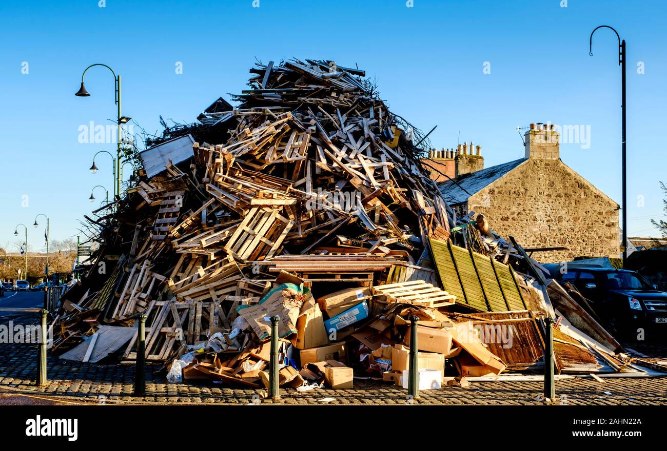 Biggar, en Écosse le 31 décembre 2019 : l'énorme feu de camp dans le hogmanay Biggar High Street, qui sera éclairé par des résidents locaux Bobby Boyd MBE à 9.30p Banque D'Images