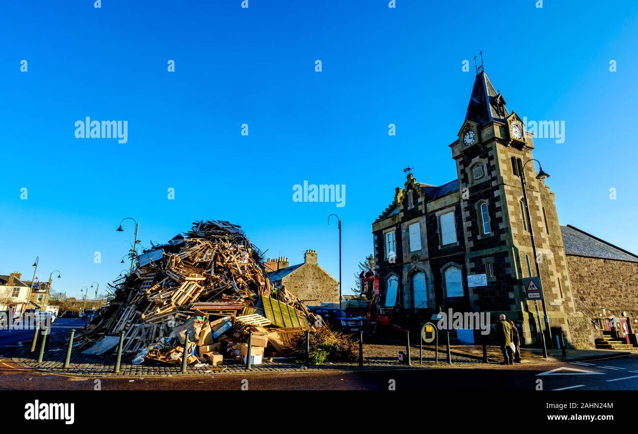 Biggar, en Écosse le 31 décembre 2019 : l'énorme feu de camp dans le hogmanay Biggar High Street, qui sera éclairé par des résidents locaux Bobby Boyd MBE à 9.30p Banque D'Images