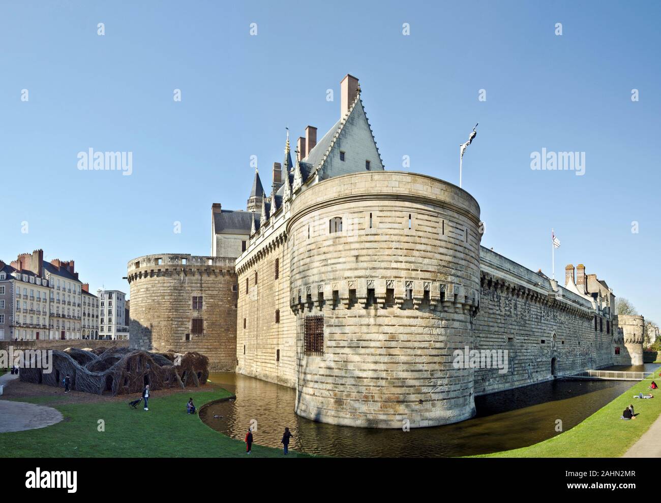 Voir au Château des Ducs de Bretagne à Nantes à partir de la tour est, l'entrée principale à droite et le parc à pied vers le bas des murs de fortification de la place Banque D'Images