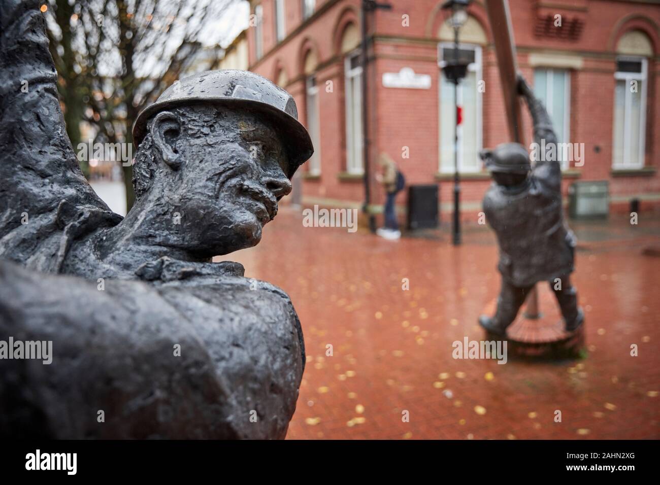 Wrexham au Pays de Galles, de l'Arc la sculpture de David Annand représentant un mineur de charbon et plus proche d'un travailleur de l'acier Banque D'Images
