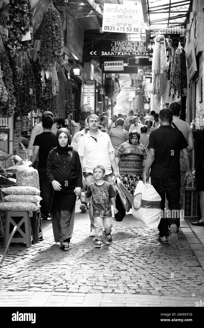 Istanbul, Turquie - 17 septembre 2017 : de nombreux citoyens et touristes marcher dans une rue d'Istanbul plein de magasins typiques Banque D'Images