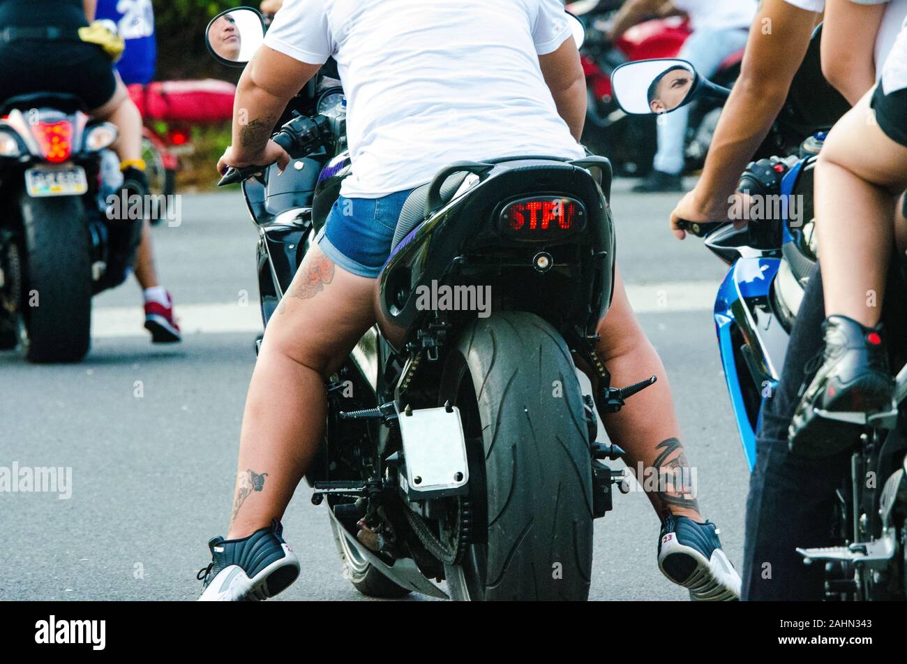 Une vue sur les motards sur des motos avec un feu de stop. Banque D'Images