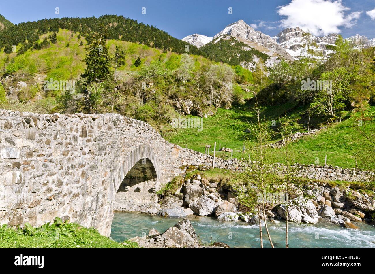 Nadau pont par l'intermédiaire de la rivière Gave de Gavarnie est un pont de pierre sur le chemin du village de Gavarnie au cirque de montagne, forêt, pentes et Ambama snow Banque D'Images