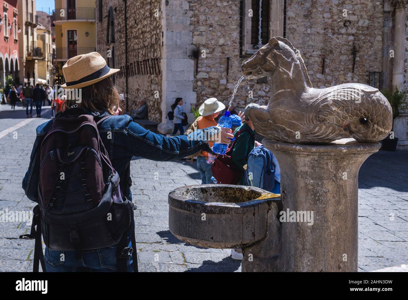 Quatre fontaine en face de la cathédrale en Taormina italienne de l'agglomération de la ville de Messine, sur la côte est de l'île de la Sicile, Italie Banque D'Images