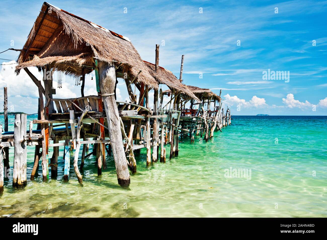 Jetée en bois avec des toits en plage tropicale de l'île de Ko Samet, Thaïlande Banque D'Images