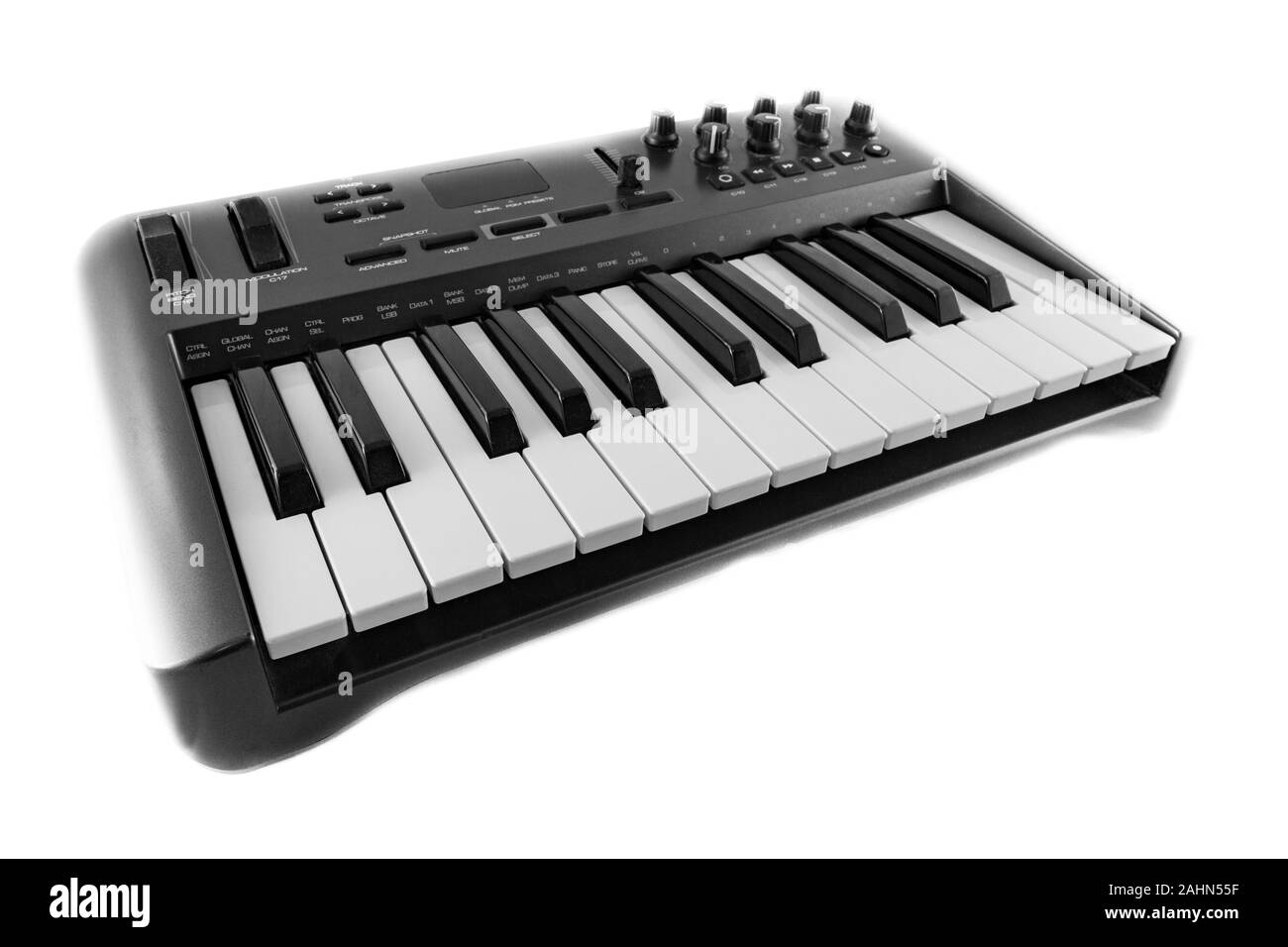 Contrôleur MIDI USB clavier synthétiseur. Tourné sur fond blanc. Banque D'Images