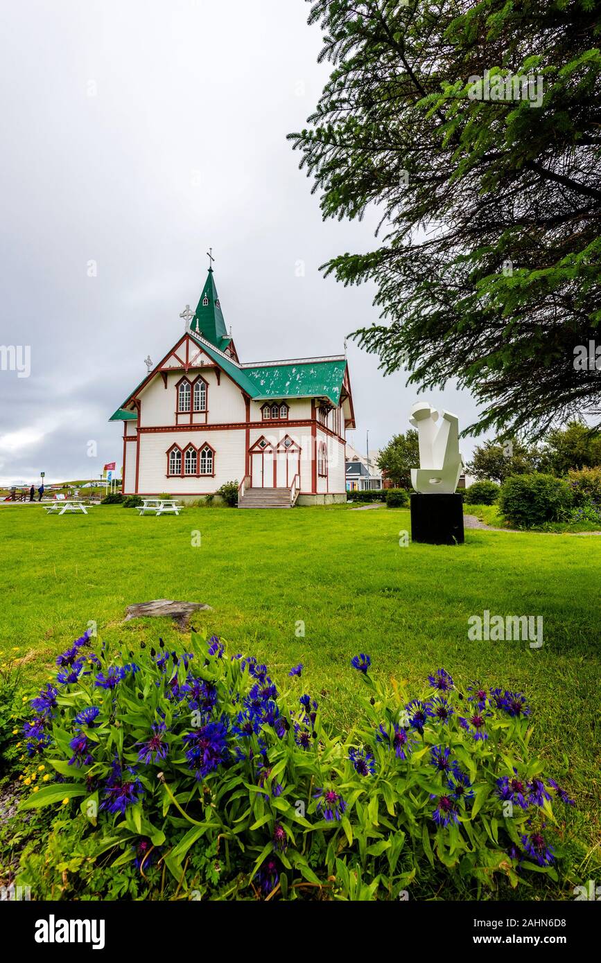 Húsavík, Islande - 16 juillet, 2018 Vue depuis le parc à église en bois à Husavik dans Nordurting ville municipalité sur la côte nord de l'Islande. Fl bleu Banque D'Images