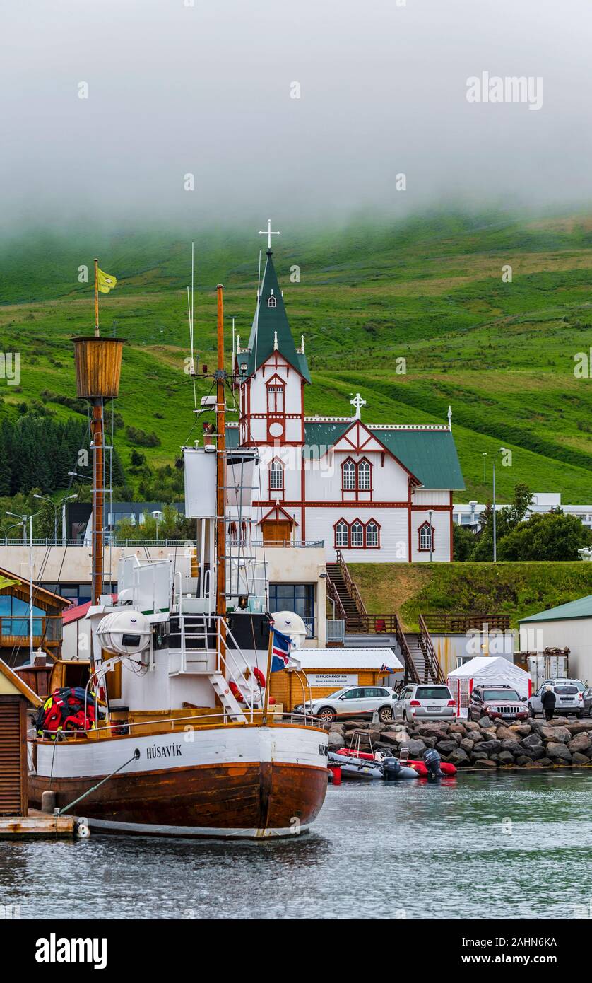 Húsavík, Islande - 16 juillet, 2018 Vue sur le port et la ville de Husavik Skjalfandi Bay. La côte nord de l'Islande, Nordurting municipalité. Banque D'Images