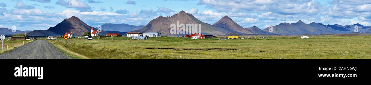 Panorama de Modrudalur ferme, prairie verte et Modrudalsjallgardar montagnes à droite, vu de la route 901. Hauts Plateaux du centre de l'Islande, Austur Banque D'Images