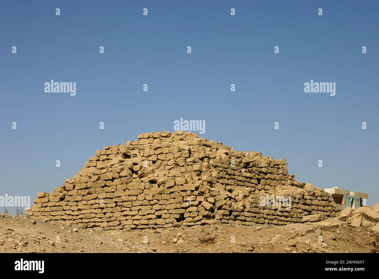 La Haute Égypte, un endroit appelé El Kola, près de Hiérakonpolis, une énigmatique pyramide provinciale, peut-être construit par Pharaon Houni, troisième dynastie. Banque D'Images