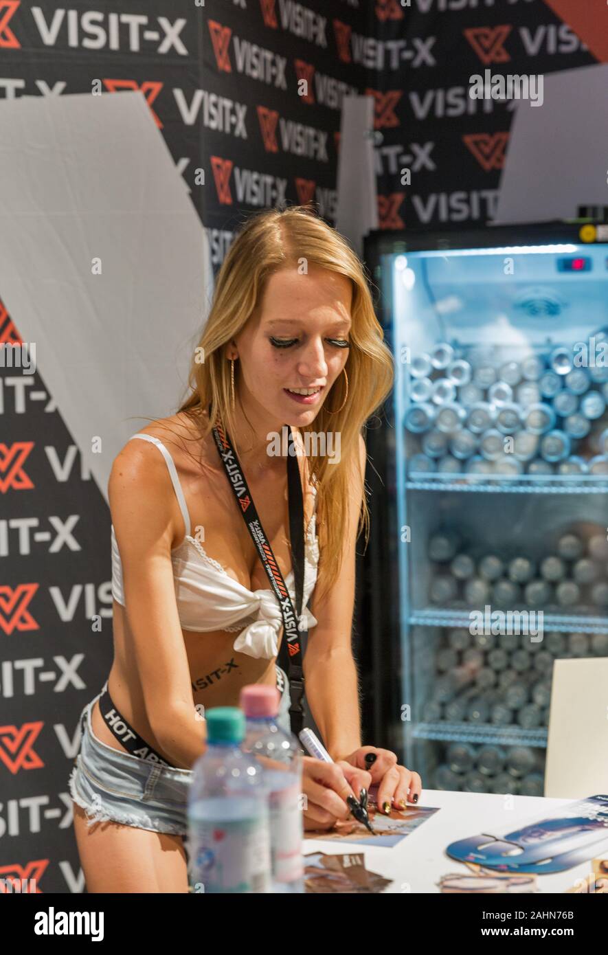BERLIN, ALLEMAGNE - OCTOBRE , 2019 femme actrice travaille à Visit-X online porno video live sex cams stand pendant 23 Vénus et le mode de vie érotique commerce de f Photo Stock image image