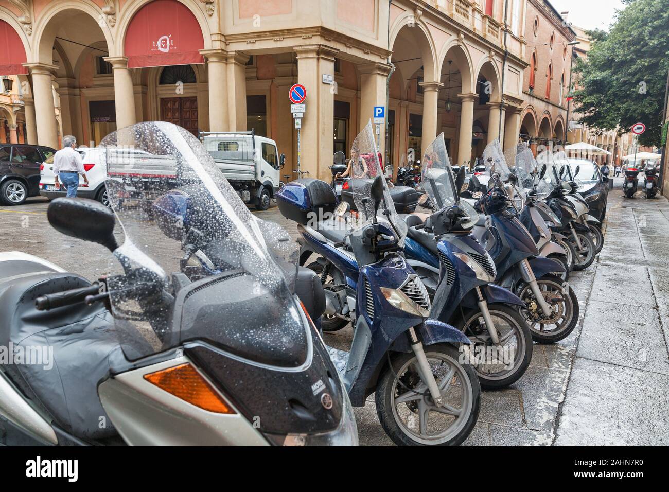 Bologne, Italie - 10 juillet 2019 : scooters et motos garées en face de Vittorio Veneto palace dans le centre historique de la ville. Bologne est le septième plus popula Banque D'Images