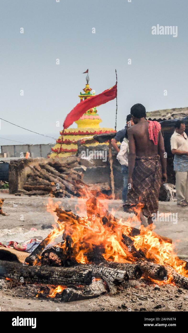 PURI,ODISHA/Inde-MARS 12 2018:Le corps d'une personne est hindou à Swargadwar crémation crématorium à côté de la plage principale.Un flux constant de cadavres sont b Banque D'Images