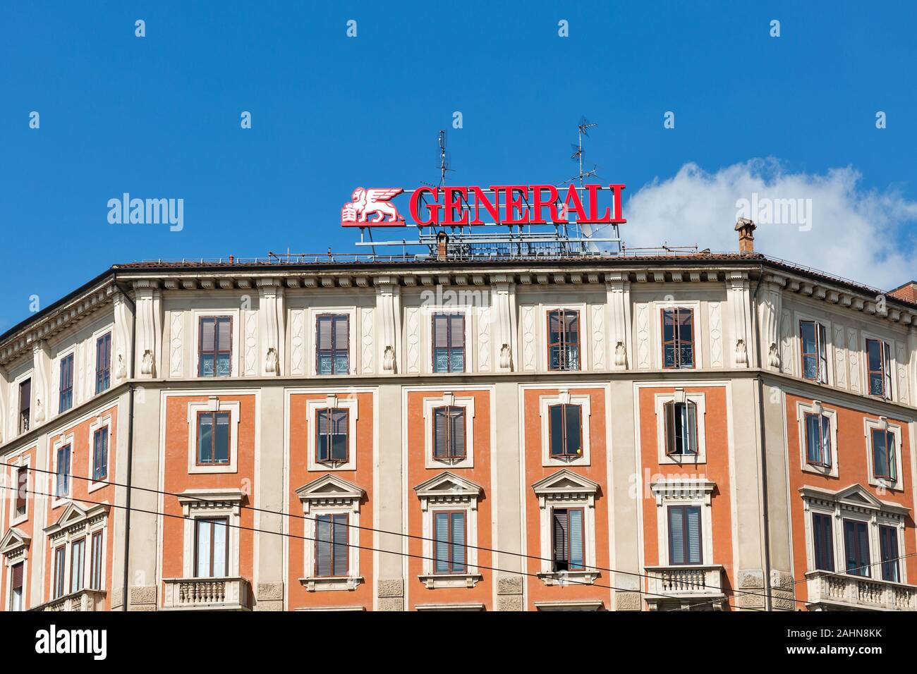 Bologne, Italie - 10 juillet 2019 : logo Generali sur l'ancienne façade de l'immeuble. Generali est une compagnie d'assurance italienne, la plus grande en Italie et la troisième dans le Banque D'Images