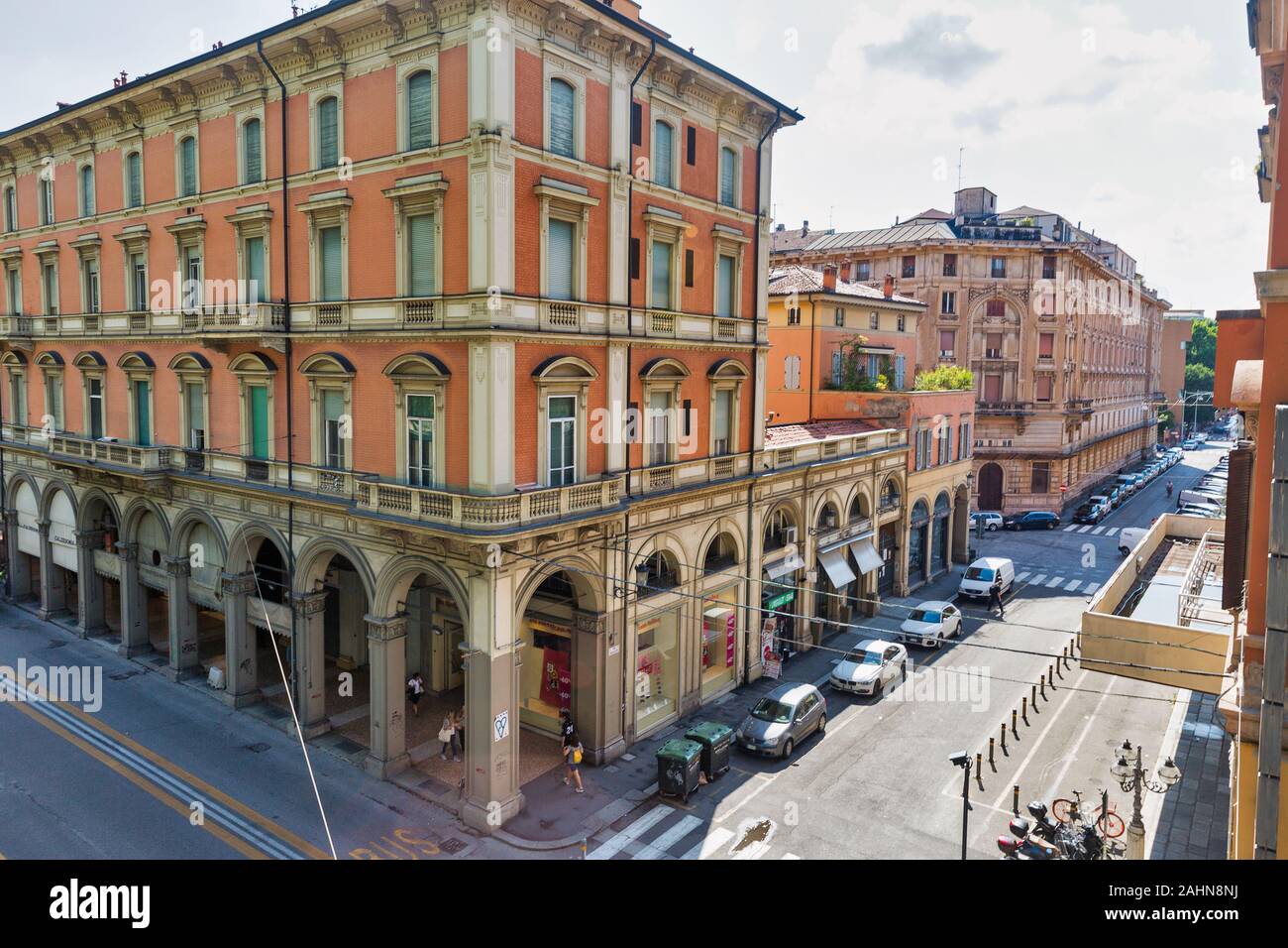 Bologne, Italie - 10 juillet 2019 : les gens à pied le long de la rue de l'indépendance et Montagnola dans le centre historique de la ville. Bologne est la capitale et larg Banque D'Images
