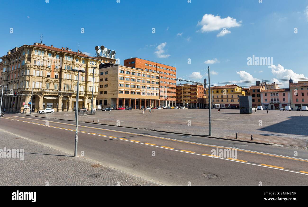 Bologne, Italie - 10 juillet 2019 : les gens marchent le long 8 août square. Il est dédié à l'morts 8 août 1848 dans la guerre contre l'Autriche. Banque D'Images