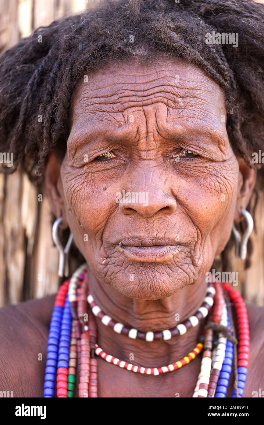 Portrait d'une belle jeune femme Arbore, vallée de l'Omo, Ethiopie Banque D'Images