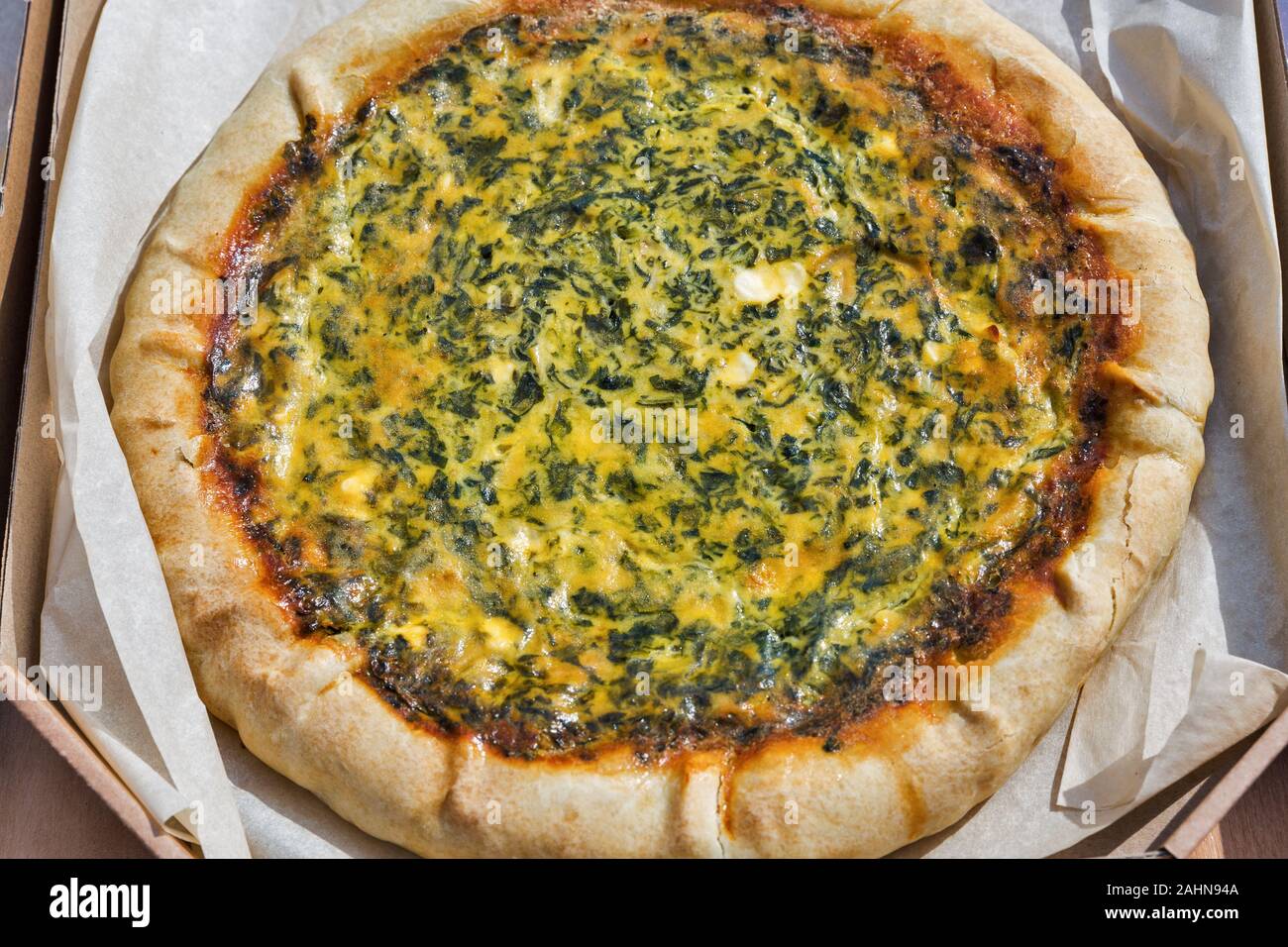 Tarte salée savoureuse avec les verts et les oeufs libre Banque D'Images