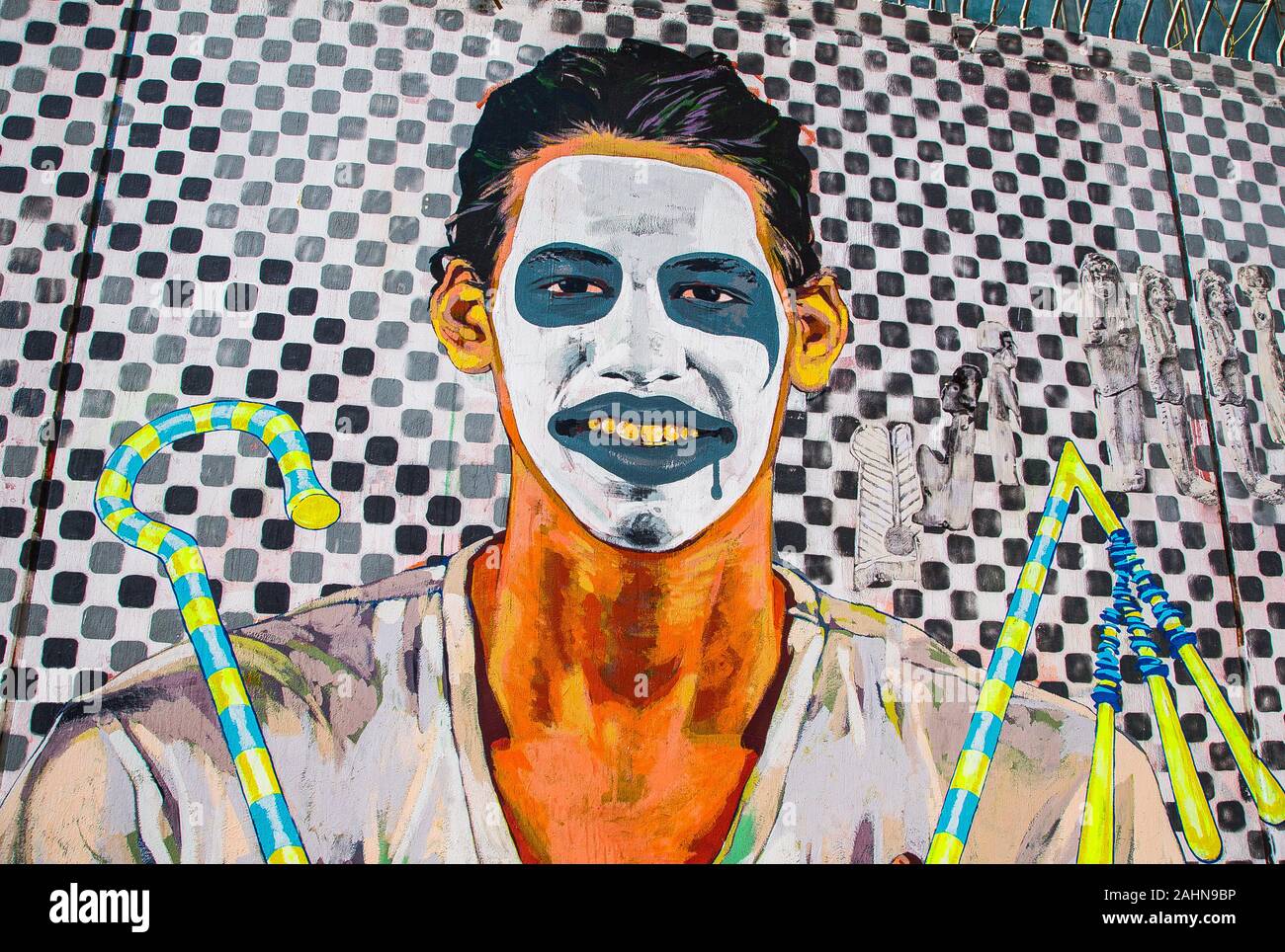 L'Egypte, Le Caire, les graffitis de la révolution égyptienne sur Mohamed Mahmoud Street. Un homme avec un masque de clown détient les signes de la royauté dans l'Egypte ancienne. Banque D'Images