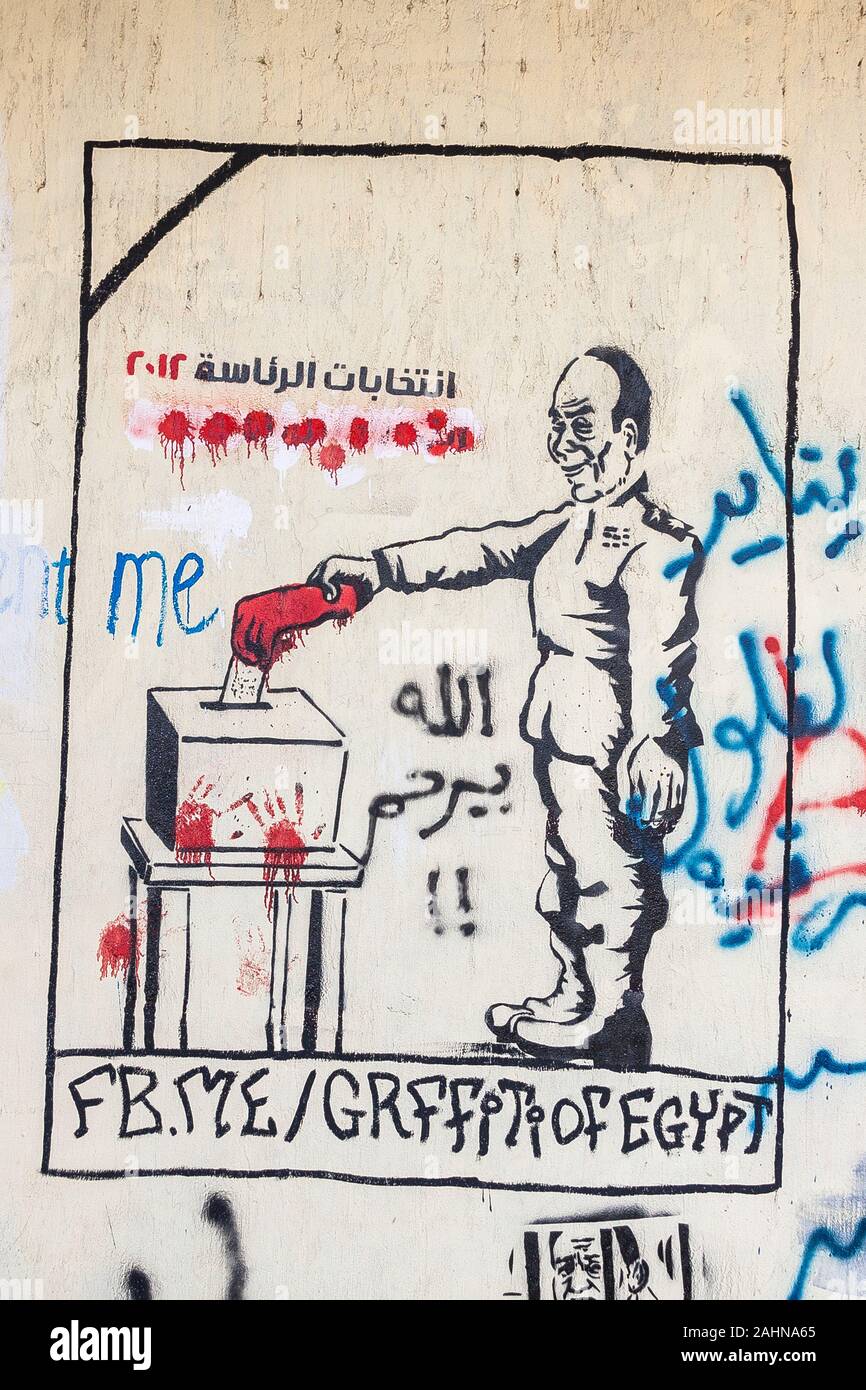 L'Egypte, Le Caire, les graffitis de la révolution égyptienne. Il dit que l'armée utilise le sang du peuple égyptien et les élections, afin d'obtenir le pouvoir. Banque D'Images