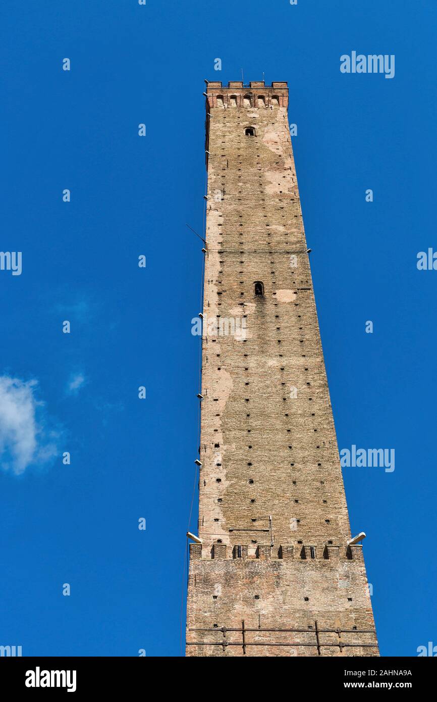 L'architecture ancienne dans le centre historique de la ville. La tour Asinelli à Bologne, en Italie. Banque D'Images