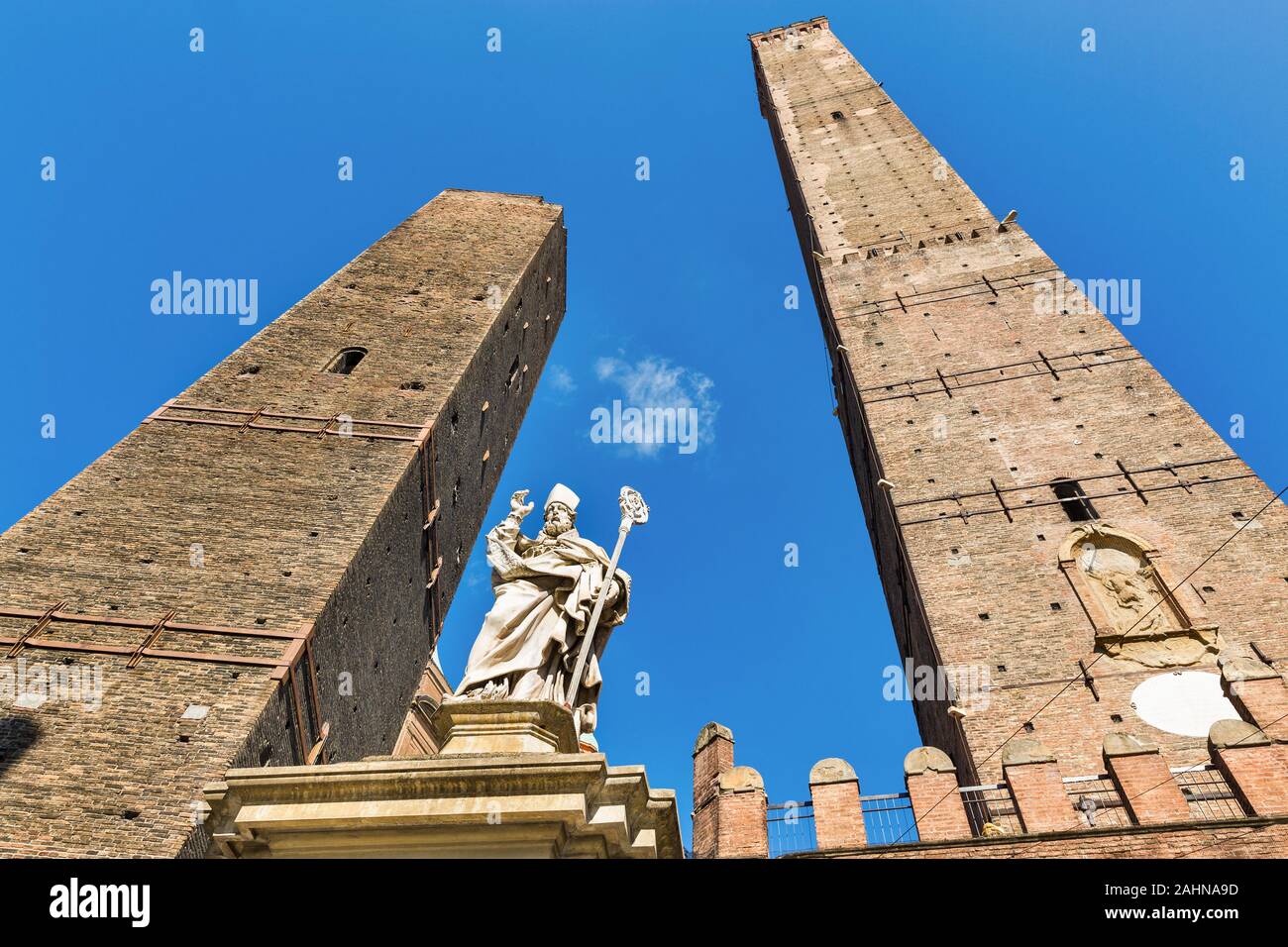 Statue de San Petronio et deux tours : Asinelli et Garisenda à Bologne, en Italie. Banque D'Images