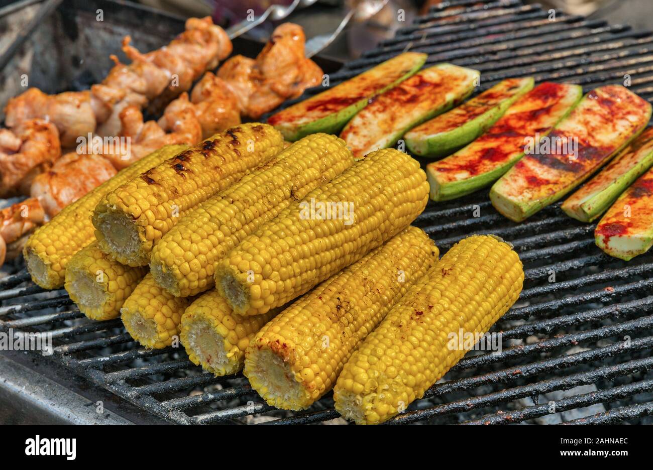 Maïs grillé savoureux frais barbecue avec de la viande et les courgettes closeup Banque D'Images