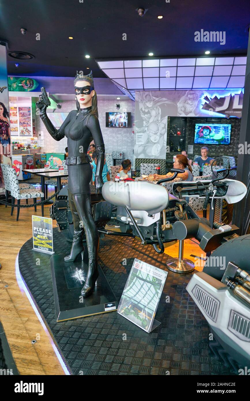 Singapour - CIRCA AVRIL 2019 : Catwoman statue sur l'affichage à DC Comics Super Héros Cafe au Shoppes at Marina Bay Sands à Singapour. Banque D'Images
