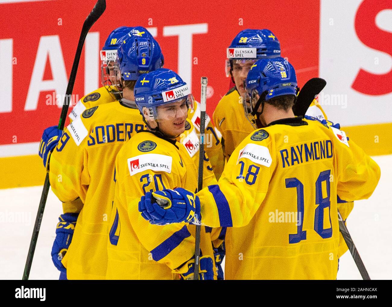Trinec, République tchèque. 31 Dec, 2019. L-R Alexander Holtz, Victor Soderstrom, Nicola Pasic, Jonathan Berggren et Lucas Raymond (SWE) tous célébrer un but durant le championnat mondial junior 2020 Championnat du Monde de Hockey sur glace match du groupe B entre la Suède et la Slovaquie à Trinec, en République tchèque, le 31 décembre 2019. Crédit : Vladimir/Prycek CTK Photo/Alamy Live News Banque D'Images