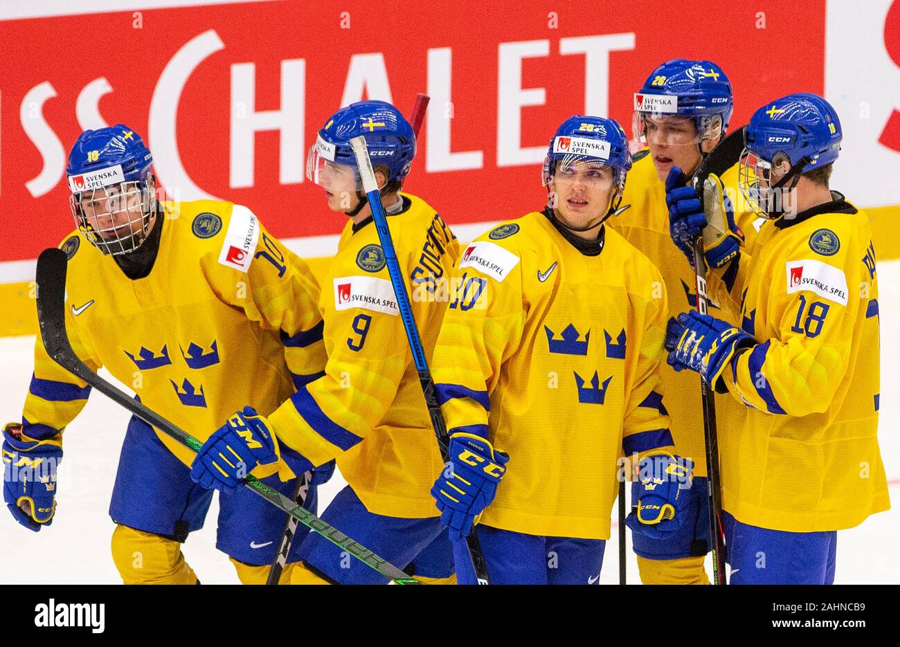 Trinec, République tchèque. 31 Dec, 2019. L-R Alexander Holtz, Victor Soderstrom, Nicola Pasic, Jonathan Berggren et Lucas Raymond (SWE) tous célébrer un but durant le championnat mondial junior 2020 Championnat du Monde de Hockey sur glace match du groupe B entre la Suède et la Slovaquie à Trinec, en République tchèque, le 31 décembre 2019. Crédit : Vladimir/Prycek CTK Photo/Alamy Live News Banque D'Images