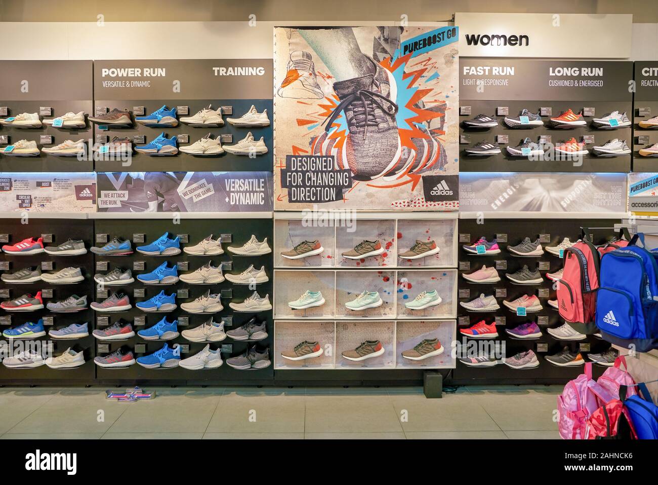 Singapour - CIRCA AVRIL 2019 : interior shot d'Adidas store dans le Shoppes  at Marina Bay Sands Photo Stock - Alamy