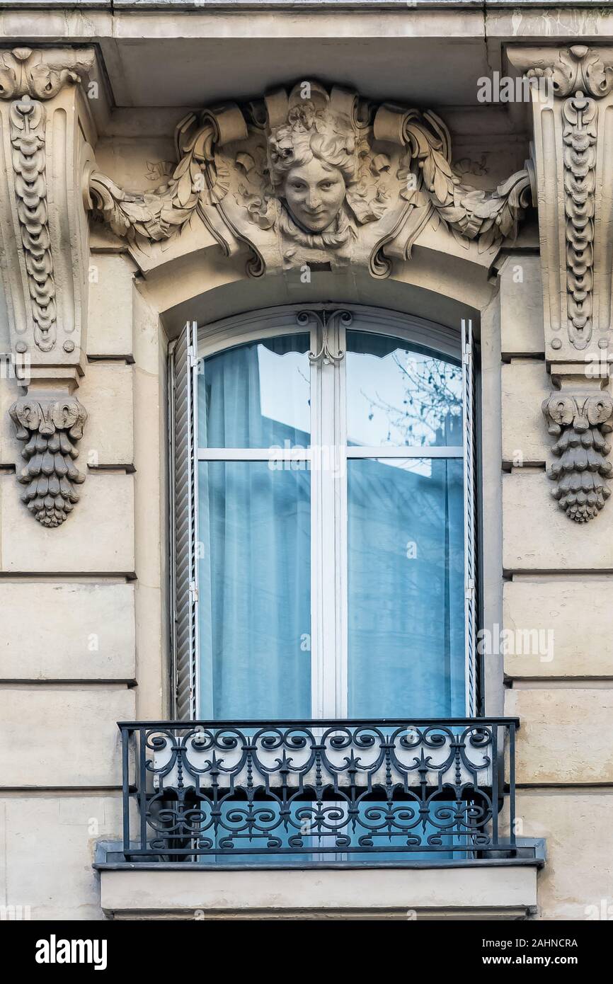 Paris, immeuble typique parisien, fenêtre, tête de la femme sculptée sur le linteau d'une fenêtre Banque D'Images