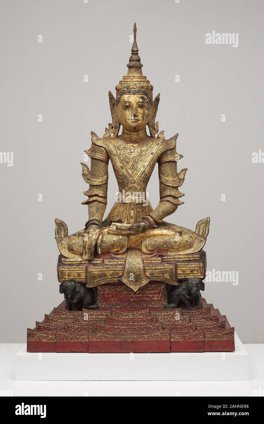 Couronné et Bejeweled Boudha sur un éléphant trône. Entre 1850 et 1900. La Birmanie. Bois laqué et doré avec de la peinture et le verre coloré Banque D'Images