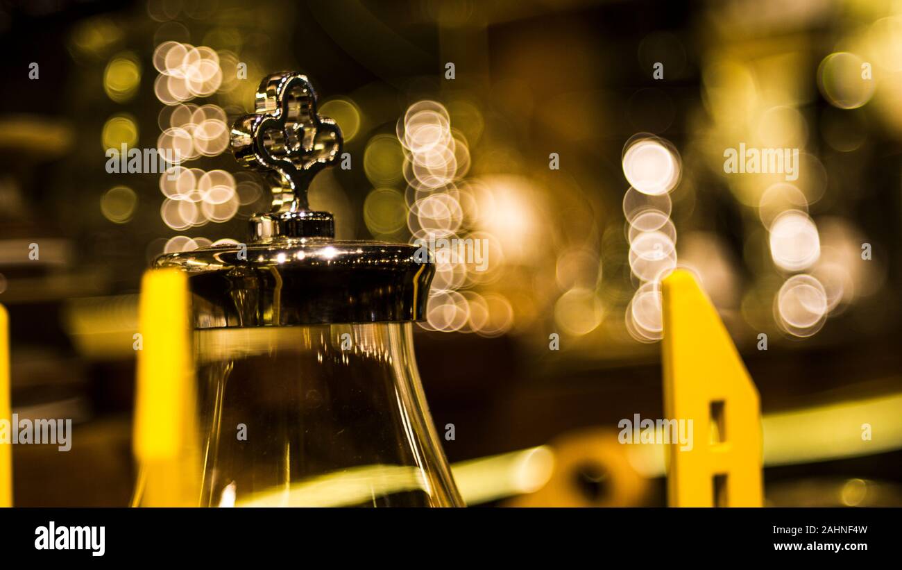 Femme buvant une tasse de café dans un café, image rognée de mains tenant latte macchiato sur la table, section médiane de la femme buvant du café à table Banque D'Images