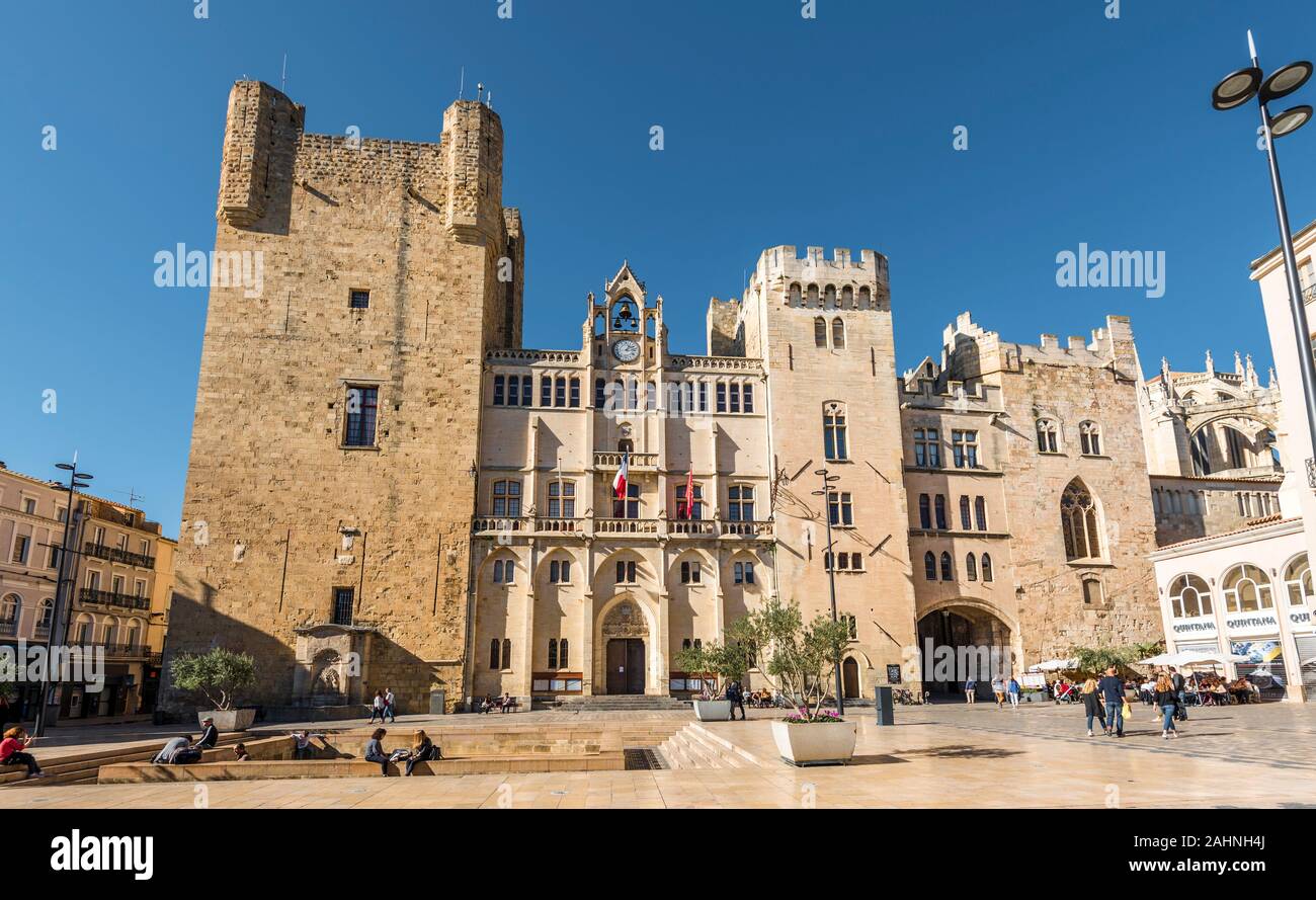 Narbonne, France - le 30 octobre 2016 Vue de face de l'hôtel de ville de Narbonne, palais historique d'archevêques. Banque D'Images
