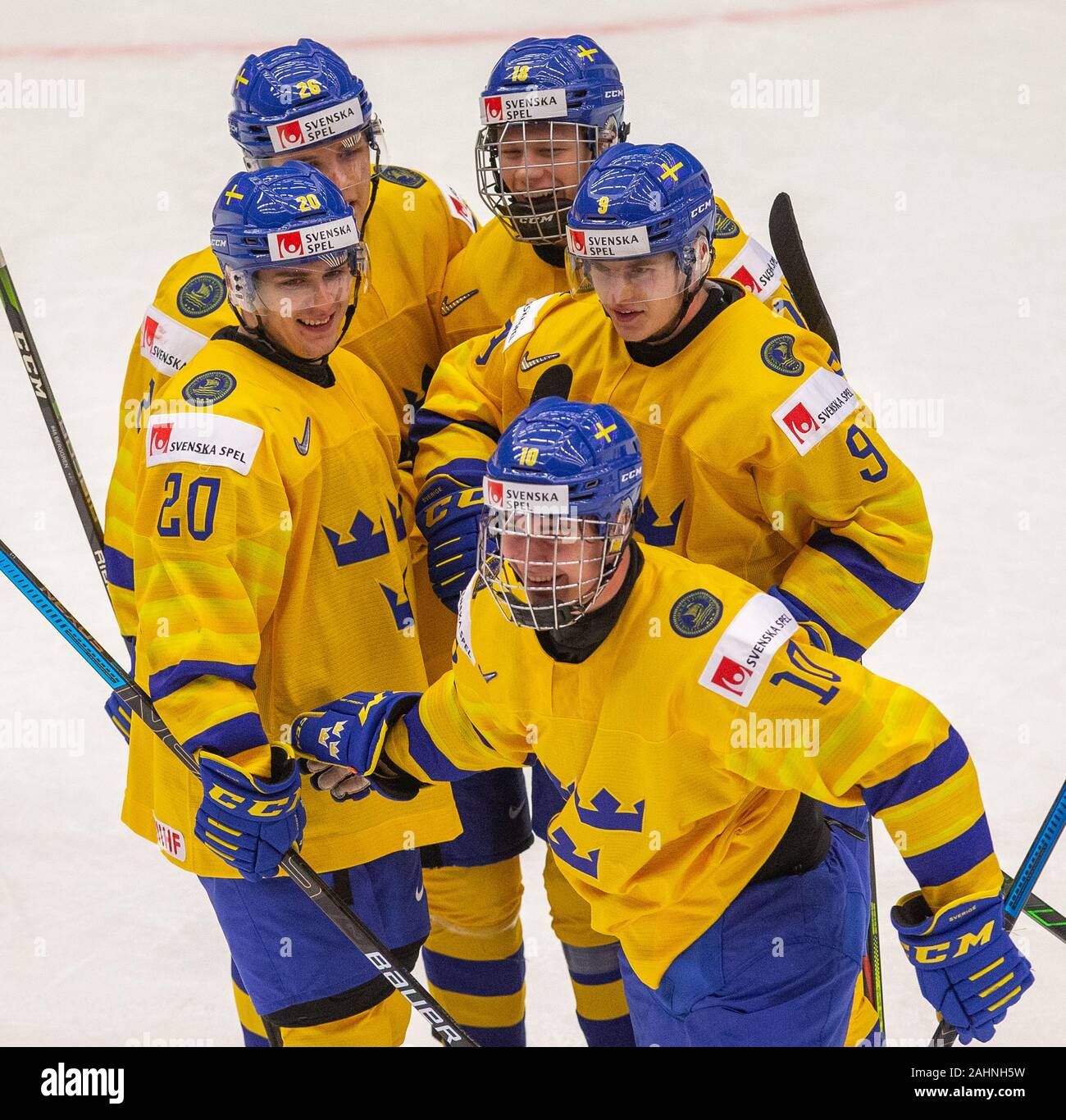 Trinec, République tchèque. 31 Dec, 2019. L-R Nicola Pasic, Jonathan Berggren, Raymond Lucas, Alexandre Holtz et Victor Soderstrom (SWE) tous célébrer un but durant le championnat mondial junior 2020 Championnat du Monde de Hockey sur glace match du groupe B entre la Suède et la Slovaquie à Trinec, en République tchèque, le 31 décembre 2019. Crédit : Vladimir/Prycek CTK Photo/Alamy Live News Banque D'Images