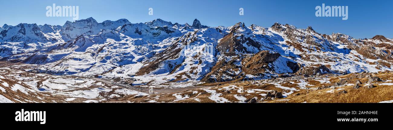 Vue panoramique sur la Vallée de Tena, dans les Pyrénées espagnoles à partir de pentes de l'est jusqu'au col de Portalet à droite. Anayet et Sarrios les zones de Formigal Banque D'Images