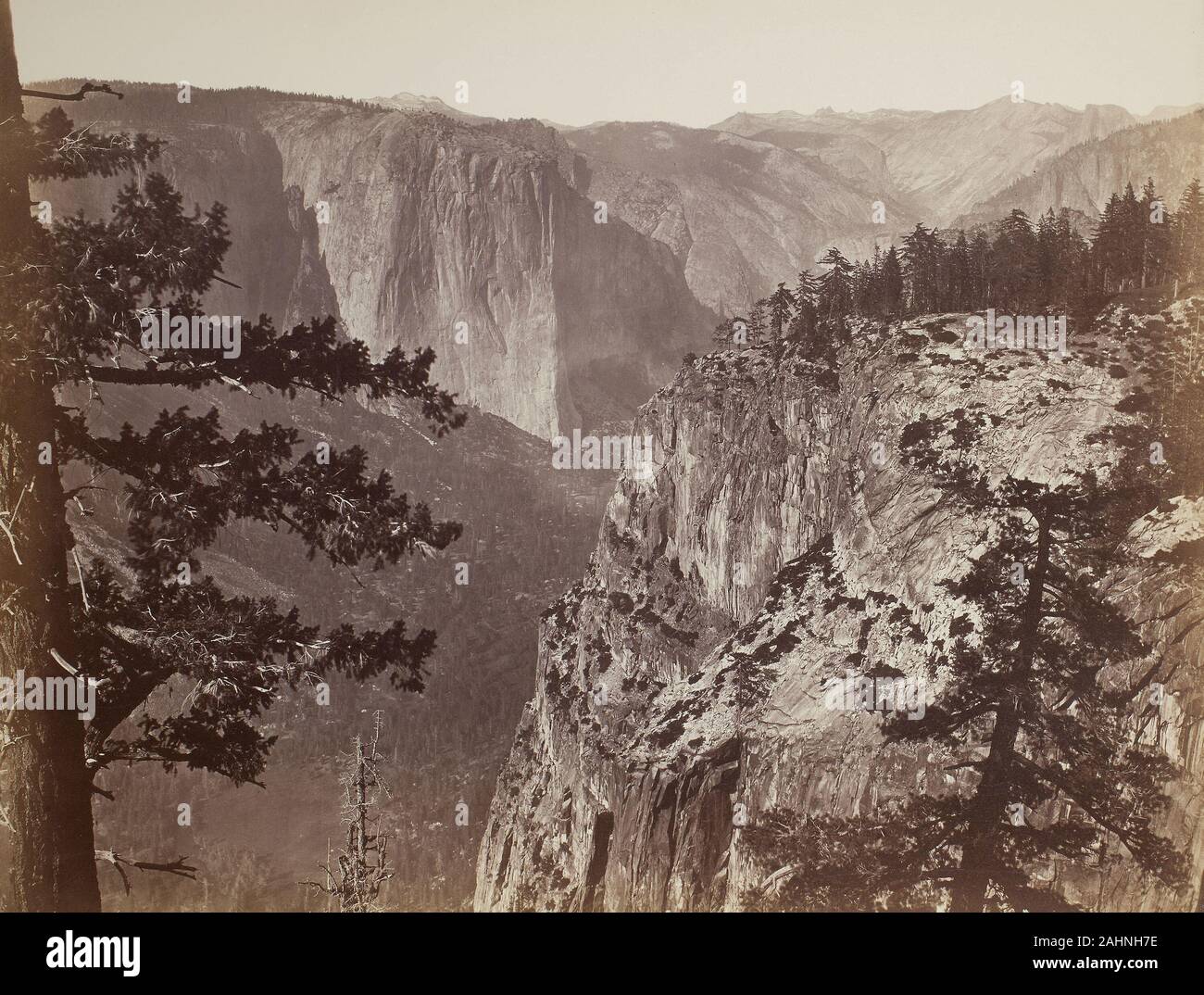 Carleton Watkins. Première vue de la vallée de Yosemite Mariposa de la piste. 1865-1866. United States. L'albumine dans les années 1860, Carleton Watkins a été le premier à documenter la nature sauvage qui allait devenir le Parc National Yosemite. Le transport d'équipements sensibles sur son mulet ou transport sur un terrain difficile, Watkins a utilisé une caméra dont la plaque mammouth-négatifs sur verre mesuré jusqu'à 18 par 22 pouces et donné des impressions remarquablement détaillée de la même taille. Il est favorable à de spectaculaires compositions avec une profondeur spatiale. Dans cette photographie, Watkins dépeint la vallée Yosemite's spa immense Banque D'Images