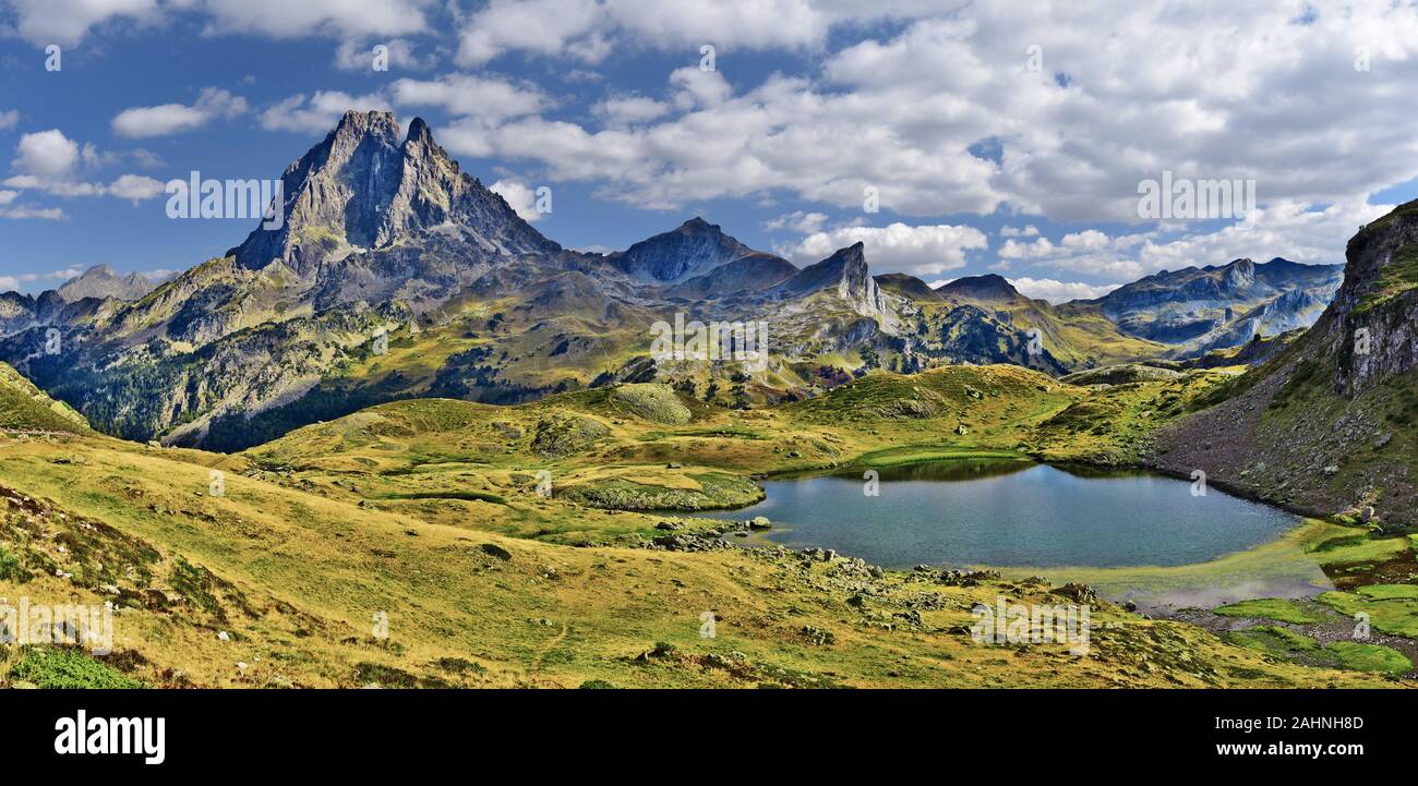 Vue panoramique à pic d'Ossau Midi et le lac Miey, dans Ayous-Bious Valley en Français Pyrénées Atlantiques, comme vu en octobre. Aquitaine, France. Banque D'Images