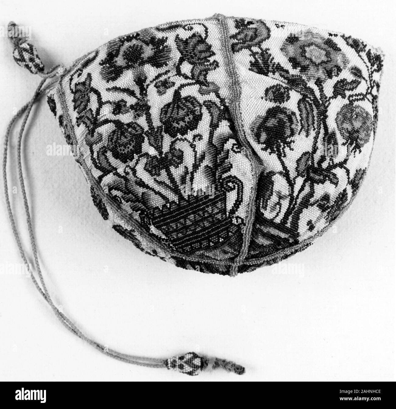 Sac. 1701-1800. La France. La soie, en boucle et en boucle torsadée simple ; avec perles perles de verre, soutenu avec des draps, à armure toile, brodé de de soie en deux points de croix ; cordon de soie, avec tresse carrée ; boucle simple ; perles et pompon de soie, à armure toile, enveloppés de bandes et couper en boucle Banque D'Images Sac. 1701-1800. La France. La soie, en boucle et en boucle torsadée simple ; avec perles perles de verre, soutenu avec des draps, à armure toile, brodé de de soie en deux points de croix ; cordon de soie, avec tresse carrée ; boucle simple ; perles et pompon de soie, à armure toile, enveloppés de bandes et couper en boucle Banque D'Images