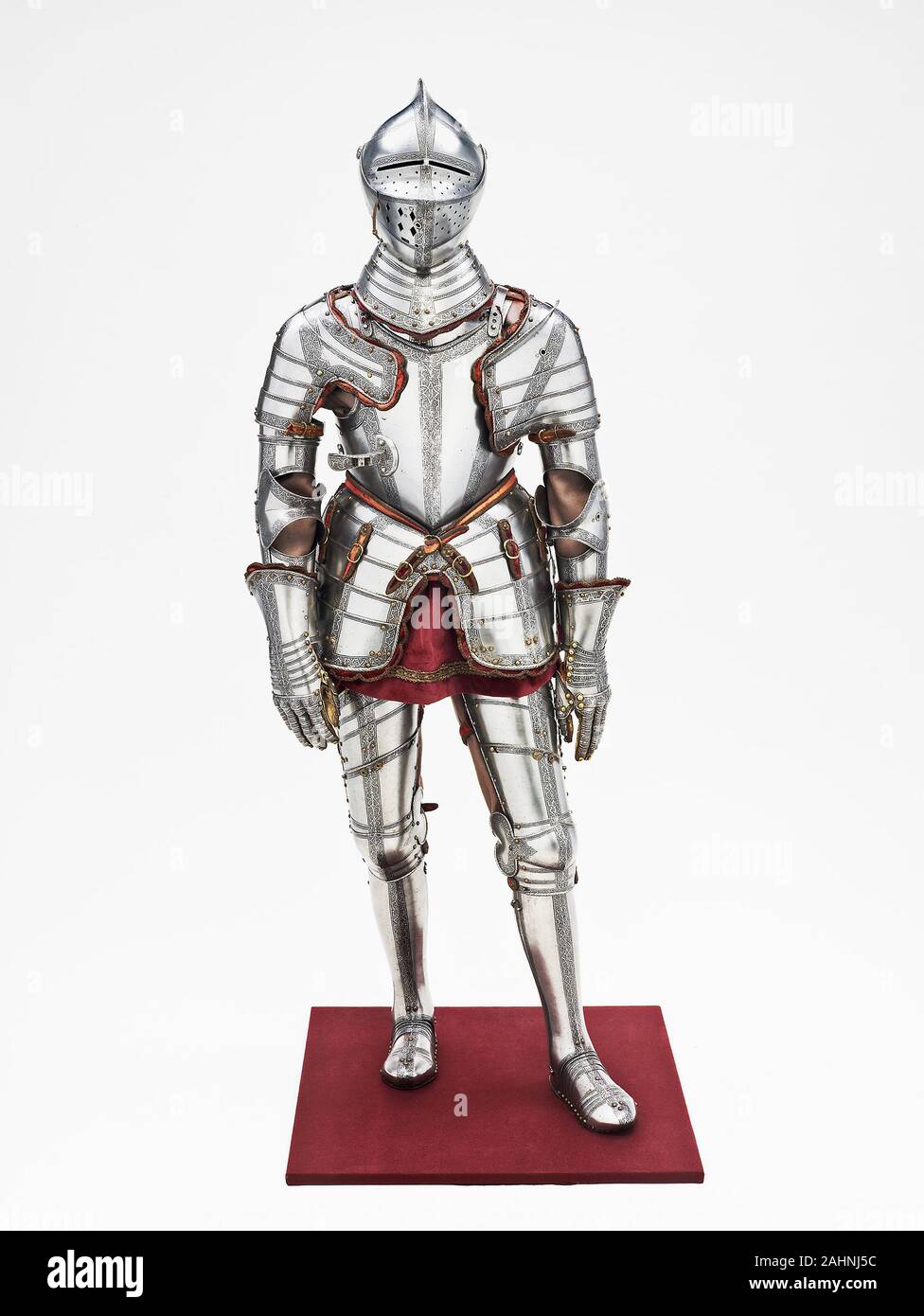 Armor pour le champ et Tourney. 1560-1570. Innsbruck. Acier, laiton, traces de dorure, cuir, textile et de velours cette armure d'Augsbourg est rare dans que tous les morceaux sont des originaux et appartiennent au même 151064. Les éléments ont d'autres domaines poli gravé et sangle entourant les bandes et l'arabesque de travail ; les bandes gravées étaient à l'origine dorée, mais seulement des traces de la dorure demeurent. Il s'agit d'une armure complète d'un chevalier à cheval ou un cavalier lourd qui a été entièrement adapté en armure de plaque, y compris un casque, la défense du cou (hausse-col), d'épaule et de bras de défense (pauld Banque D'Images