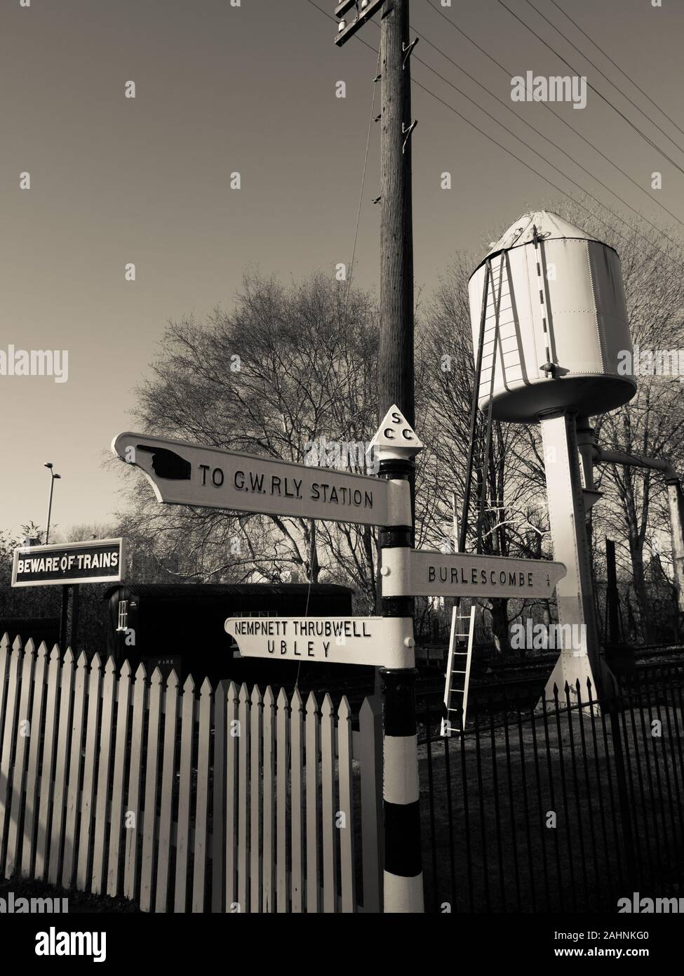 Paysage ferroviaire noir et blanc, Didcot, Oxfordshire, Angleterre, Royaume-Uni, GB. Banque D'Images