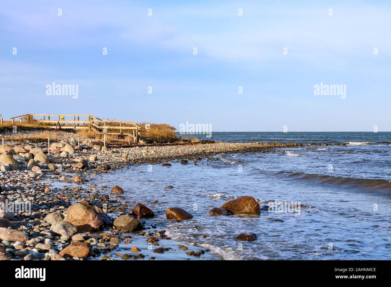 Lonely stone beach au soleil avec la mer bleue, Hohwacht, Allemagne Banque D'Images