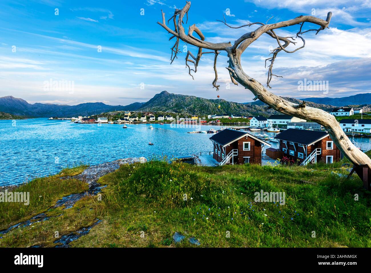 Voir à l'Gjesvær village et la côte de la mer de Barents à l'ouest de l'île. Magroya Municipalité dans le Finnmark norvégien Nordkapp comté. Banque D'Images