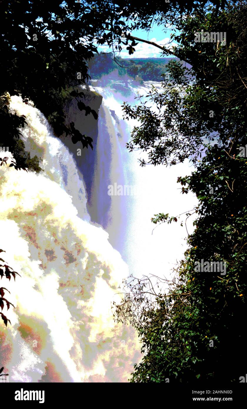 Les chutes Victoria sur le fleuve Zambèze. La rivière forme la frontière entre le Zimbabwe et la Zambie. Le nom de l'Afrique, Mosi-oa-Tunya, la fumée qui signifie ' Banque D'Images