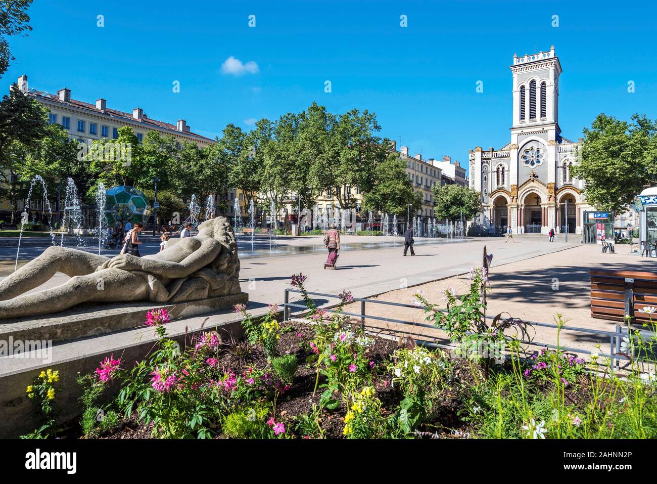 Saint-Etienne, France - le 29 juillet 2019 Le carré de Jean Jaurès à Saint Etienne Centre-ville avec ses fontaines. Morini Andre église catholique est à droite bac Banque D'Images