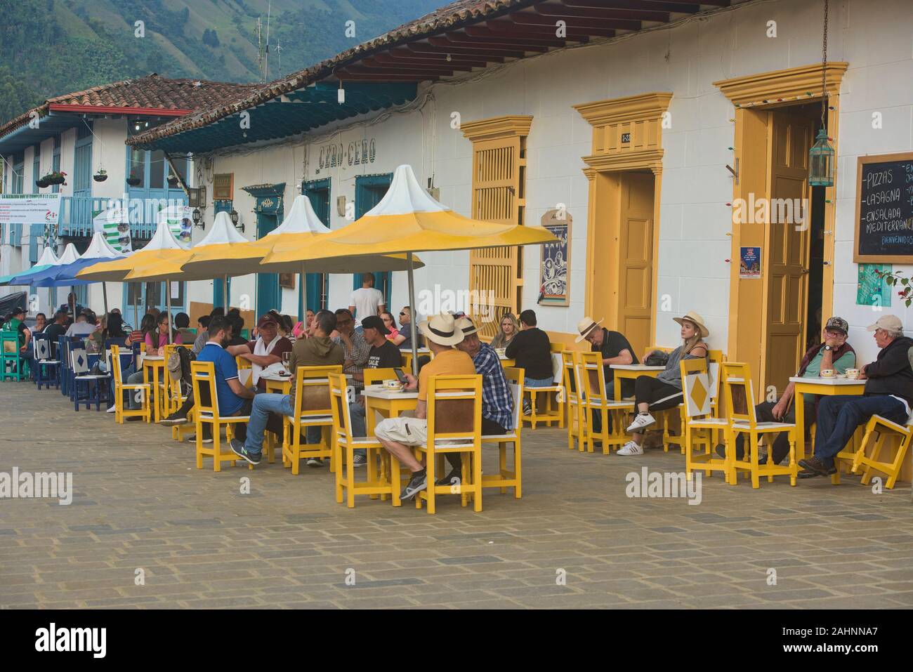 Bénéficiant d'un café dans la place principale de jardin coloré, d'Antioquia, Colombie Banque D'Images