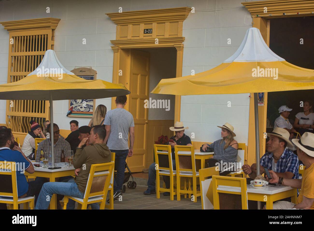 Bénéficiant d'un café dans la place principale de jardin coloré, d'Antioquia, Colombie Banque D'Images