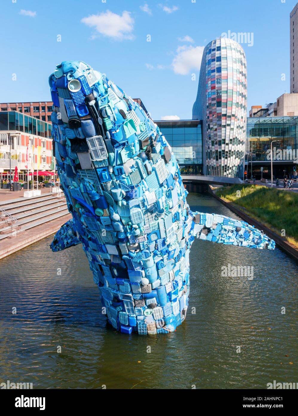 Grande Baleine, appelé le "gratte-ciel", en matières plastiques dans les océans de faire une déclaration contre la pollution plastique des océans. Utrecht, Pays-Bas Banque D'Images