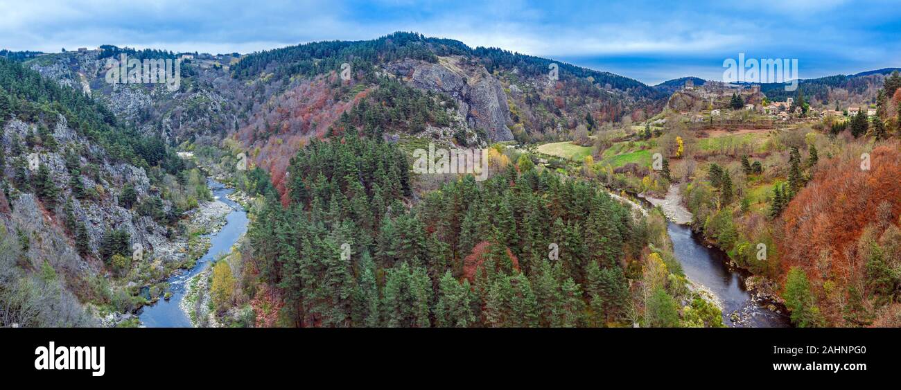 La Loire le débit fluvial et la vue panoramique du paysage de la vallée village médiéval d'Arlempdes avec à droite, Paillasses ravin est à gauche. Haute-Loire En Fr Banque D'Images